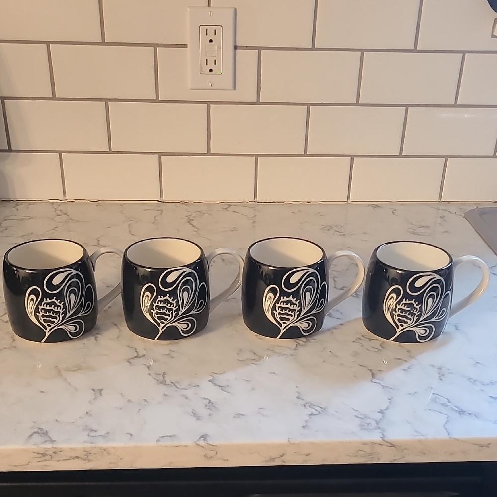 Chic Black and White Floral Mug Set